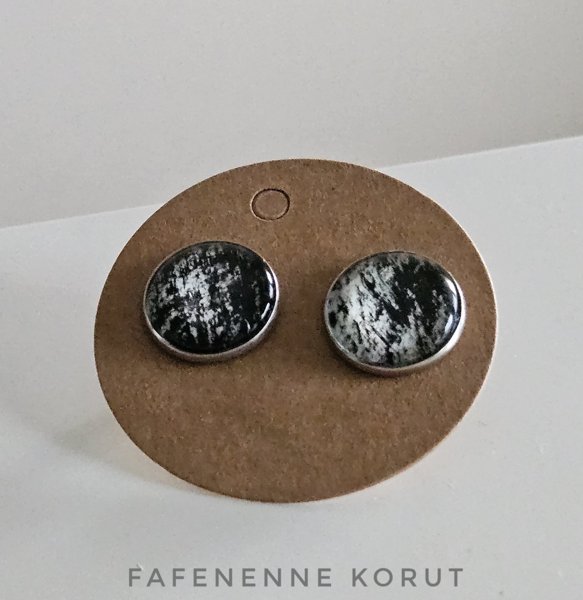 Product image of Mustavalkoinen "Koivu" Art nappikorvakoru isompi