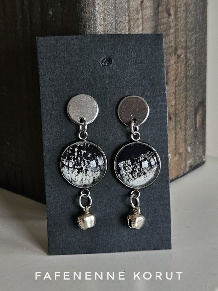 Product image of Mustavalkoinen Art koru hopeapallolla