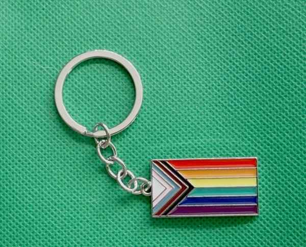 Product image of  🏳️‍🌈 Progress Pride -avaimenperä – emaloitu metalliriipus