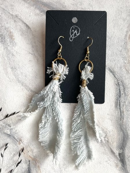 Product image of  ”Feathery”-kierrätysfarkku korvikset