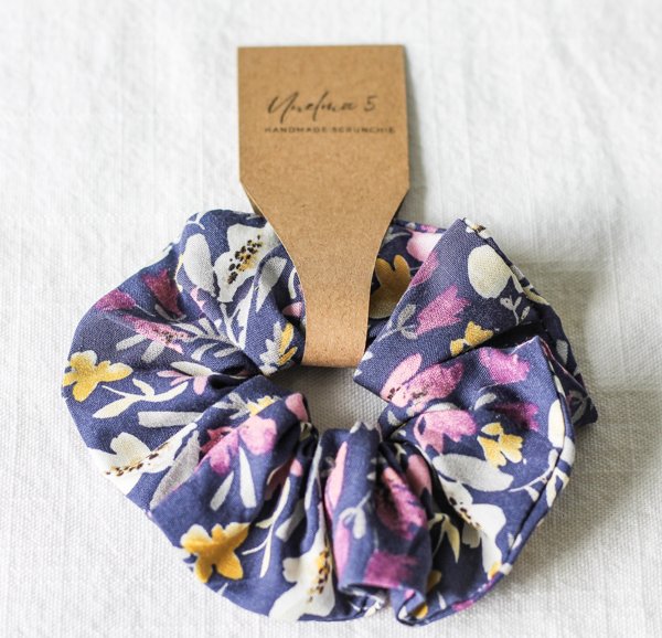 Product image of  Käsintehty hiusdonitsi – violetti kukkakuosi