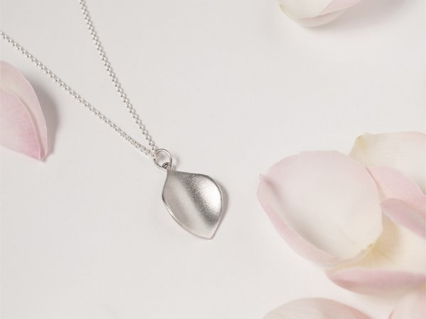 Product image of  'Ruusa' - kaulakoru