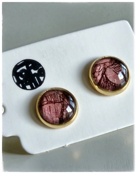 Product image of Luumun värinen Art kuviolla ja kullanvärisellä napilla