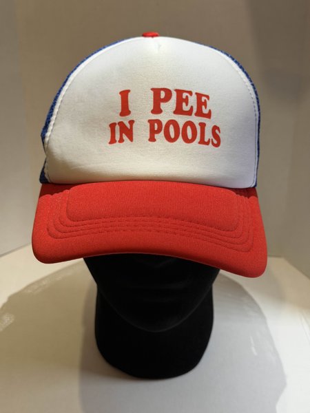 Product image of  🧢 “I Pee in Pools” -trucker-lippis (sinipunainen)