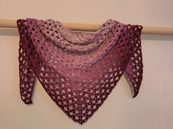 Product image of  Virkattu huivi, marjapuurokaaret