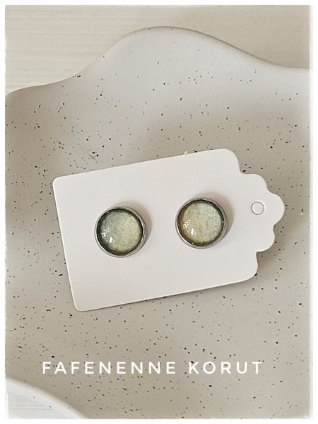 Product image of Hennon harmaanvihreä Art nappikorvakoru