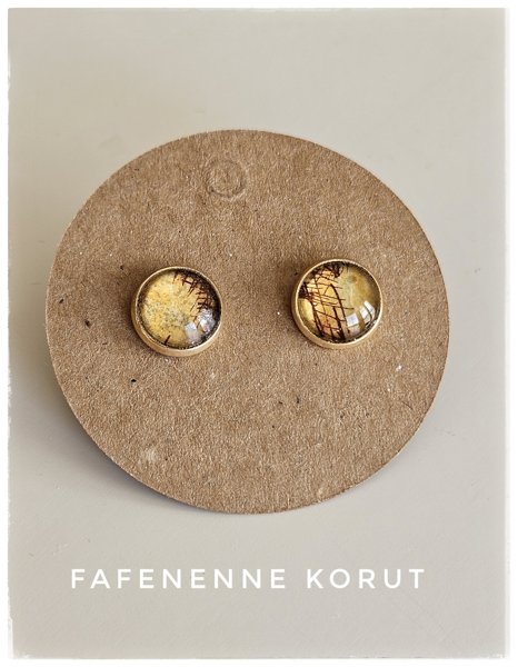 Product image of Keltaruskea Art korvakoru kullanvärisellä napilla