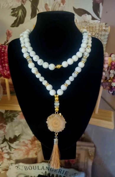 Product image of  Howlite kaulakoru (Gold)