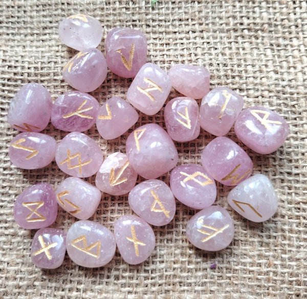 Product image of  Sydämen riimukivet (ruusukvartsi)