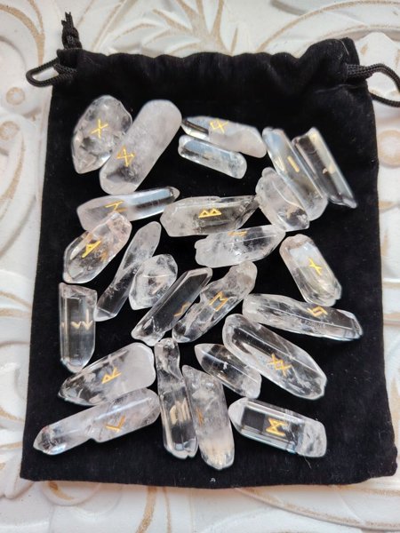 Product image of  Parantajan riimukivet (vuorikvartsi)
