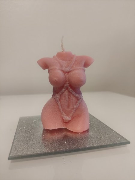 Product image of  Vaaleanpunainen Köysileidi Bodykynttilä