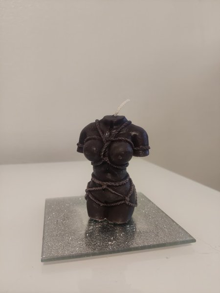 Product image of  Tummaruskea Köysilady Bodykynttilä 2 -laatu