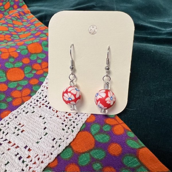 Product image of Uniikit kierrätyskorvakorut – kauneutta kestävästi