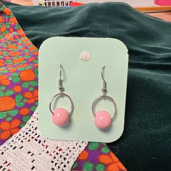 Product image of Uniikit kierrätyskorvakorut – kauneutta kestävästi