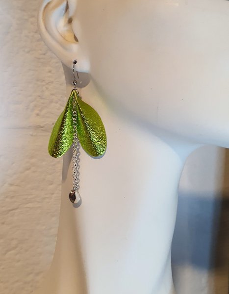 Product image of  Poronnahka korvakorut - Hohtava limenvihreä