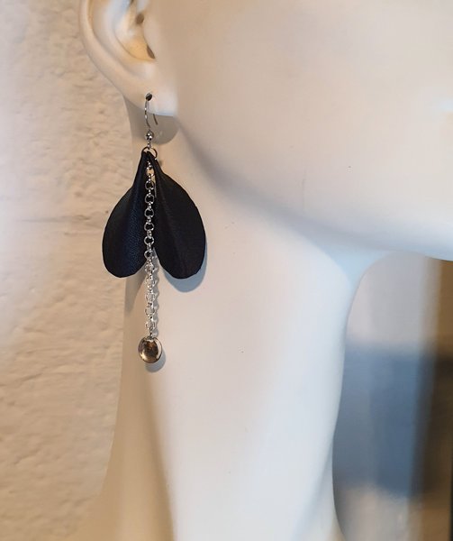 Product image of  Poronnahka korvakorut - Musta