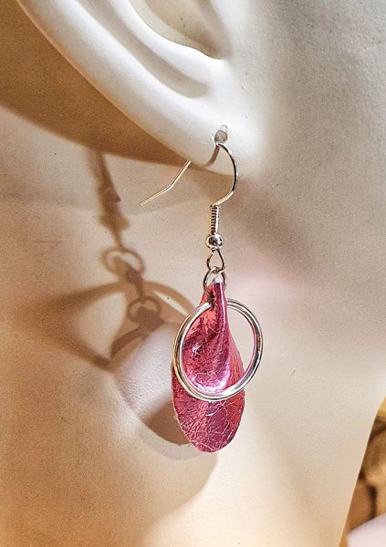 Product image of  Poronnahka korvakorut - Hohtava Pinkki renkaalla