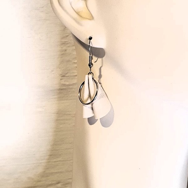 Product image of  Poronnahka korvakorut - Valkoinen renkaalla