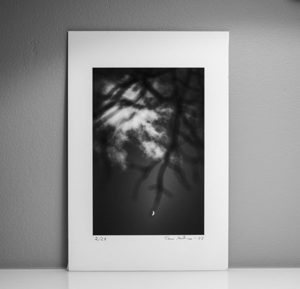 Product image of  Lepäävä kuu #8, 21 x 14 cm, 2023, vedos 2/25