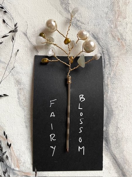 Product image of  ”Fairy/Blossom”-hiuspinni (osa kierrätyshelmiä)