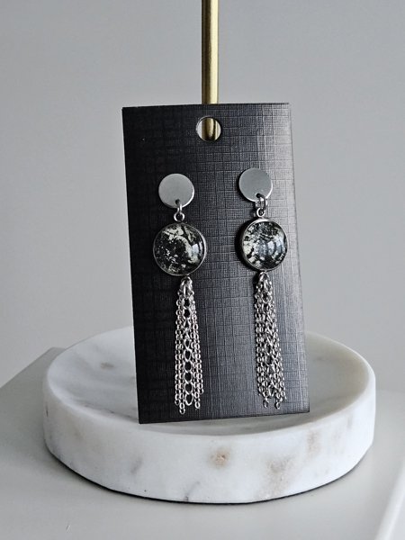 Product image of Mustavalkoinen Art koru ketjuilla