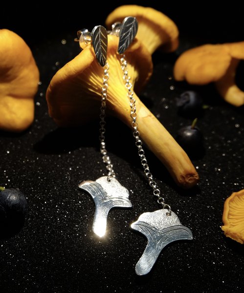 Product image of  Transformable earrings with a chanterelle charm on a chain