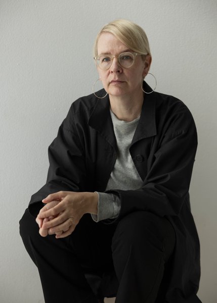 Product image of  Outi Törmälä x FIMAGE Henkilökuvaus: Kuvattavan kohtaaminen