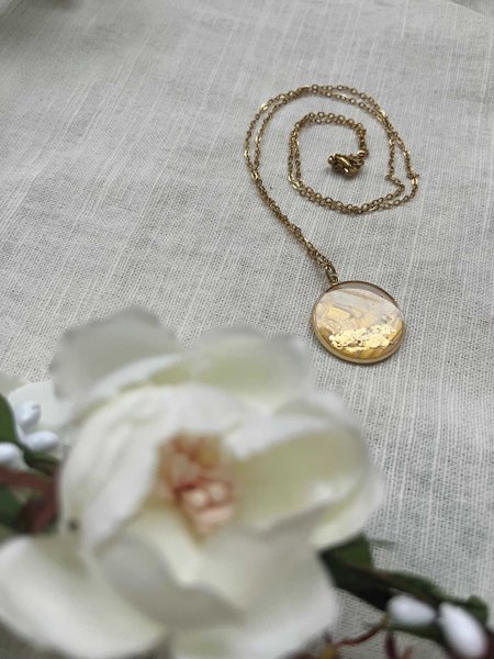 Product image of  VALOSSA LEVÄTEN - Taide kaulakoru