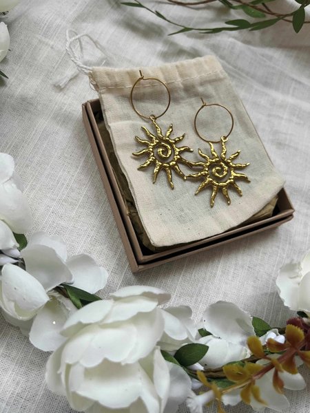 Product image of  AURINKO - korvakorut (kullattu kirurginteräs)