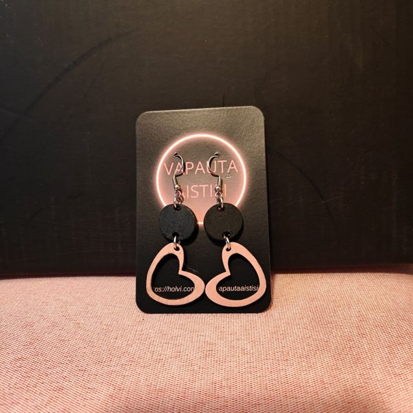 Product image of  Vanerinen sydänkorvakoru avoin roikkuva. Musta/vaaleanpunainen