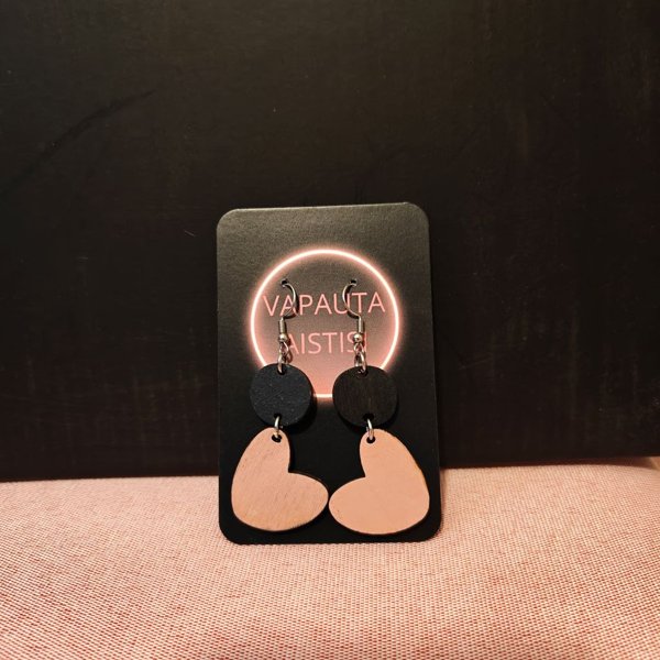 Product image of  Vanerinen sydänkorvakoru musta/vaaleanpunainen
