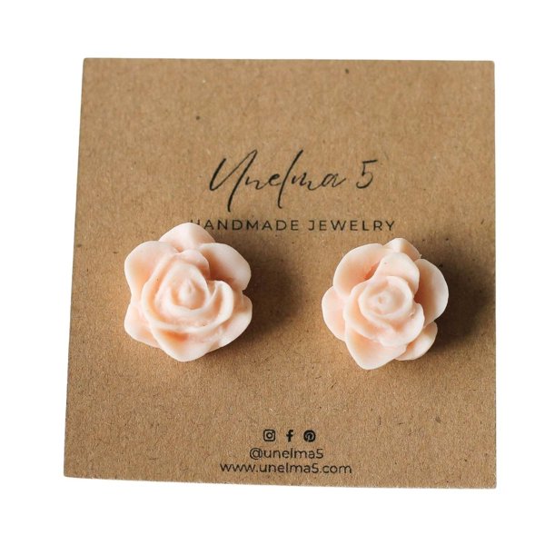 Product image of  Käsintehdyt kukkakorvakorut – persikanvaaleat ruusut, nappimalli
