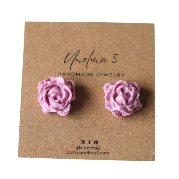 Product image of  Käsintehdyt kukkakorvakorut – vaaleanpunainen ruusu, nappimalli