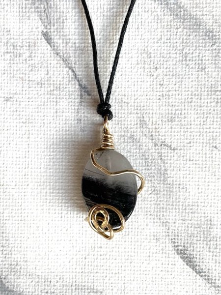 Product image of  Turmaliinikvartsi -kiviriipus (kierrätyskivi)