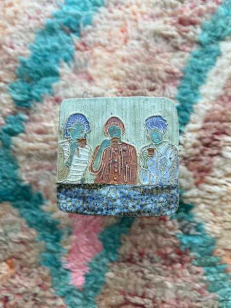 Product image of  Kahvittelijat - vihertävä tausta, sinisiä ja ruskeita sävyjä