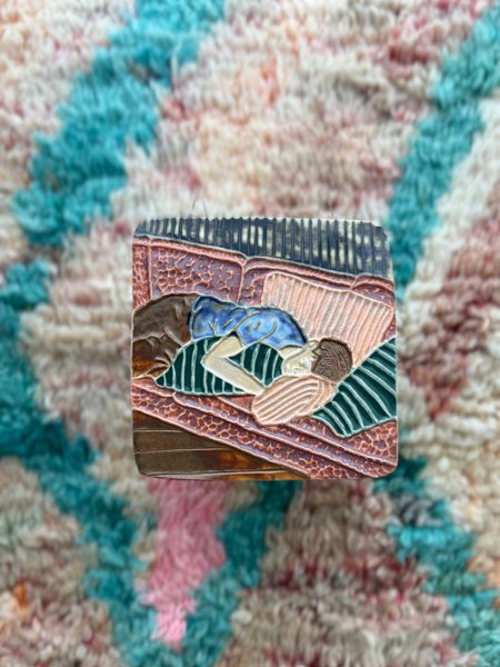 Product image of  Nukkuja Sohvalla - Vaaleanpunaiset ja lämpimän ruskeat sävy