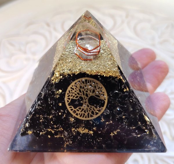 Product image of  Orgoniittipyramidi, Suojelu ja maadoitus (musta obsidiaani)