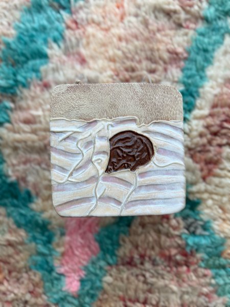 Product image of  Nukkuja Peiton sisällä - vaaleat sävyt ja raidallinen peitto