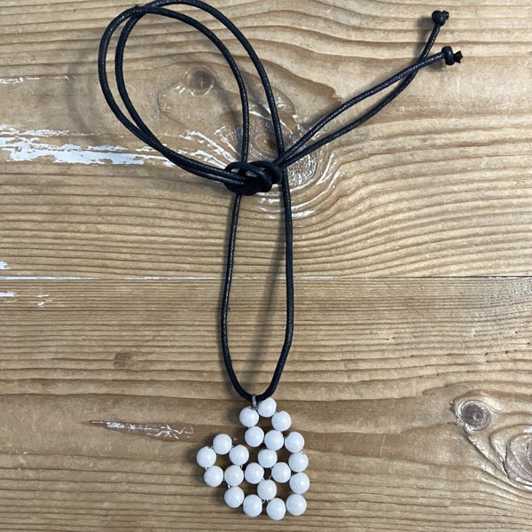 Product image of  Rakkautta on-kaulakoru helmiäisvalkoinen