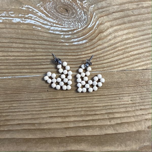 Product image of  Rakkautta on-nappikorvakorut luonnonvalkoinen