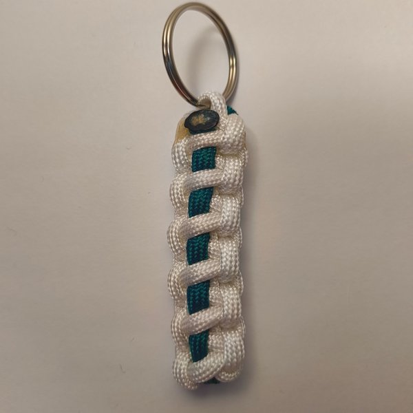 Product image of  Paracord-avaimenperä: Kaksivärinen – Käsintehty asuste