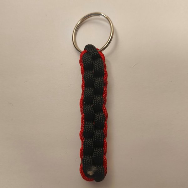 Product image of  Paracord-avaimenperä: Kaksivärinen – Käsintehty asuste