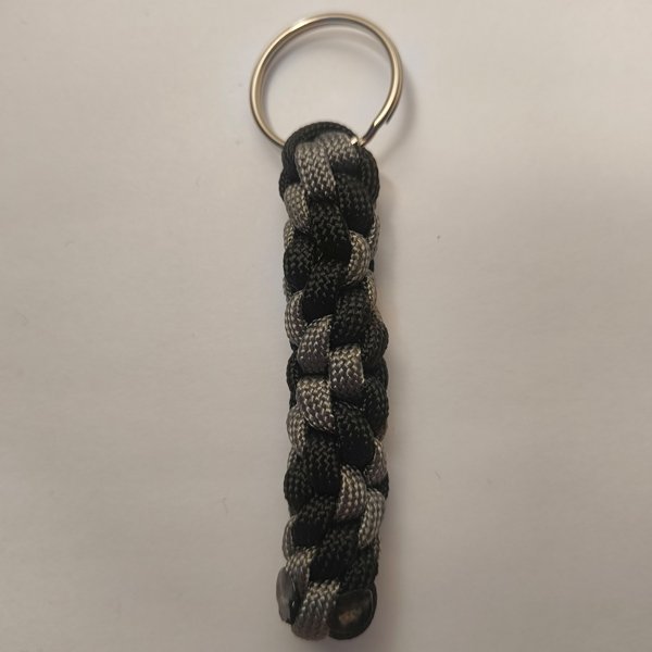 Product image of  Paracord-avaimenperä: Kaksivärinen – Käsintehty asuste