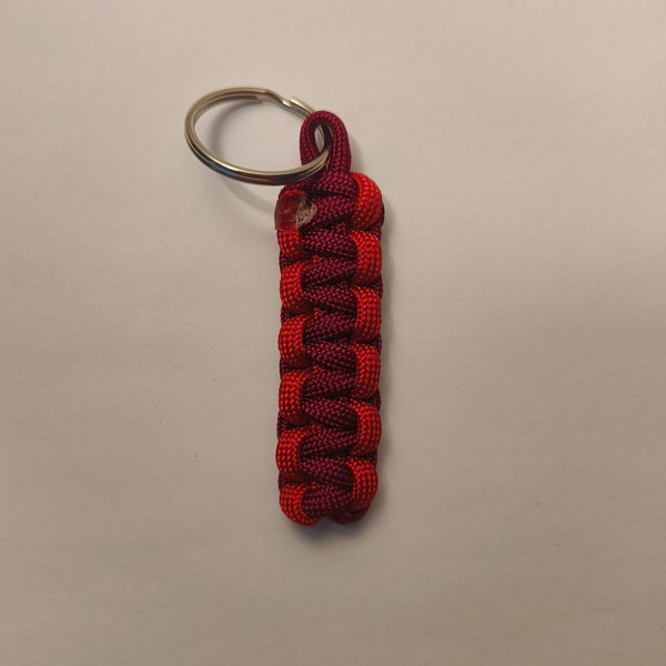Product image of  Paracord-avaimenperä: Kaksivärinen – Käsintehty asuste