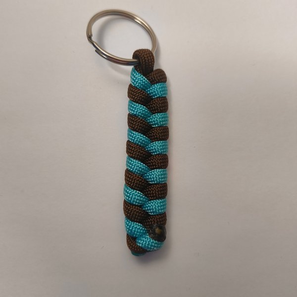 Product image of  Paracord-avaimenperä: Kaksivärinen – Käsintehty asuste