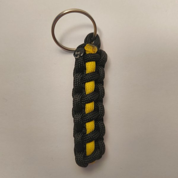 Product image of  Paracord-avaimenperä: Kaksivärinen – Käsintehty asuste