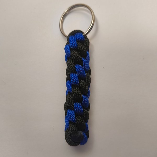 Product image of  Paracord-avaimenperä: Kaksivärinen – Käsintehty asuste