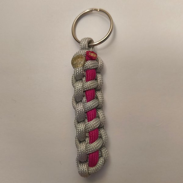 Product image of  Paracord-avaimenperä: Kaksivärinen – Käsintehty asuste