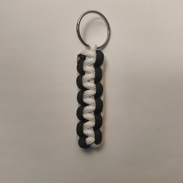 Product image of  Paracord-avaimenperä: Kaksivärinen – Käsintehty asuste