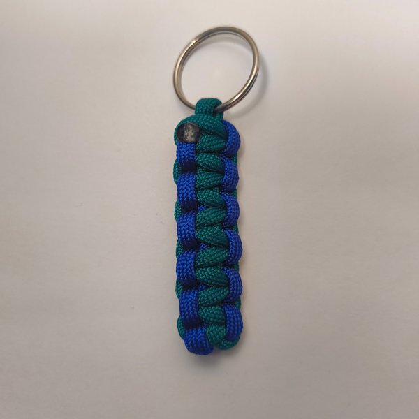 Product image of  Paracord-avaimenperä: Kaksivärinen – Käsintehty asuste
